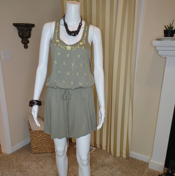 En Creme Dresses & Skirts - EN CREME OLIVE EMBROIDERED SLEEVELESS DRESS S